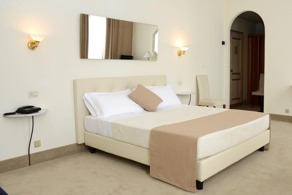 Hotel Ponte Di Rialto Крема Номер фото